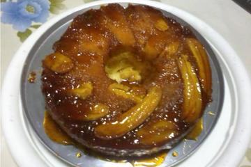 Bolo de banana com calda