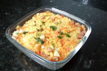 Farofa de cuscuz com calabresa