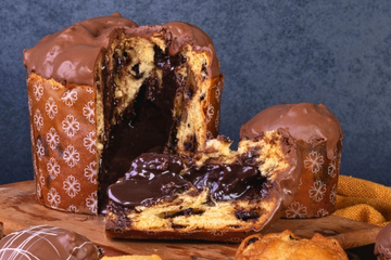 Panetone de chocolate com muito recheio e cobertura de ganache sucesso de vendas