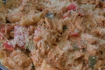 Macarrão penne com frango desfiado