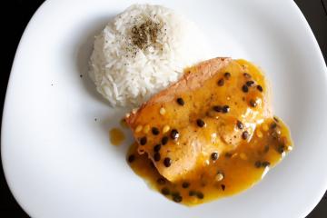 Salmão ao molho de maracujá