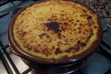 Torta de aipim com frango ao creme de milho