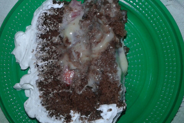 Bolo de chocolate com cobertura de morango do amor