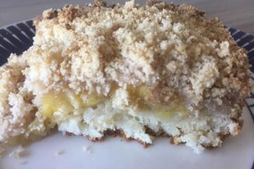 Cuca de banana com farofa