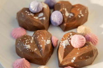 Coração lapidado de chocolate recheado e decorado para o Dia dos Namorados