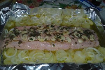 Salmão no forno ao molho de alcaparras e champignon