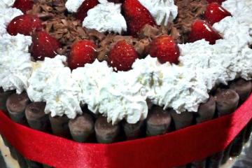 Bolo de chocolate e morango com Twix