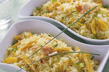 Arroz com frango e amêndoas
