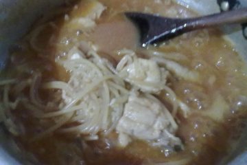 Frango com macarrão na mesma panela