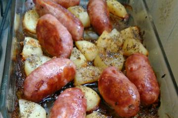 Linguiça assada com batatas
