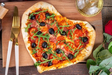 Pizza com formato de coração e recheio simples e saboroso para um jantar romântico sem gastar muito