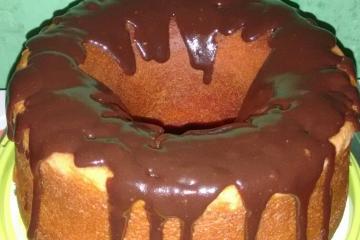 Bolo de cenoura com calda de chocolate