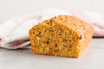 Bolo de cenoura com frutas