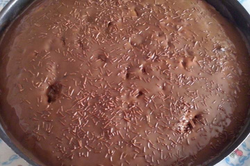 Bolo de chocolate e calda de chocolate