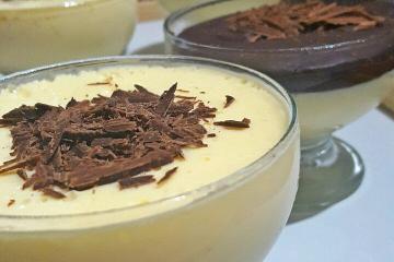 Mousse de maracujá com cobertura de chocolate