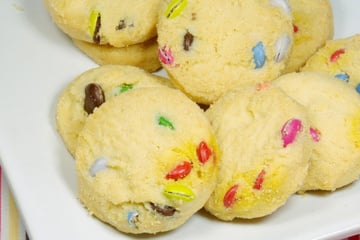 Biscoito de maisena com leite condensado colorido que derrete na boca