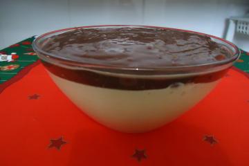 Mousse de maracujá com cobertura de chocolate