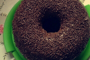 Bolo de chocolate e calda de chocolate