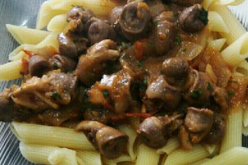 Penne ao molho de coração de frango