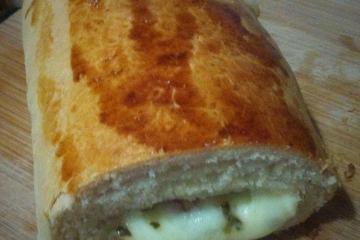 Pão recheado com presunto e queijo