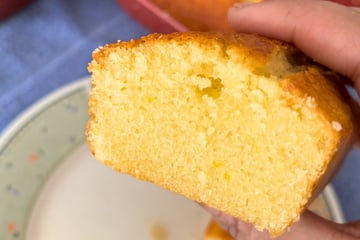 Bolo de laranja úmido e fofinho da vovó feito no liquidificador com a fruta inteira
