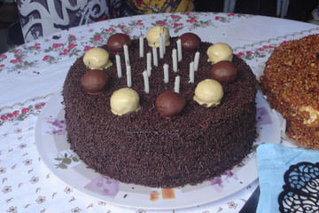 Bolo trufado de brigadeiro branco e preto