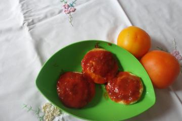 Ovos de micro-ondas gratinados ao molho de tomate