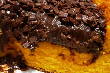 Bolo de cenoura com calda de chocolate