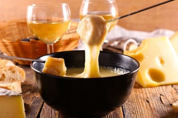 Fondue de queijo com a mistura perfeita para o máximo de sabor e cremosidade de se apaixonar