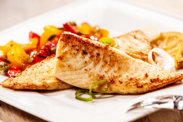Filé de tilápia assada com legumes