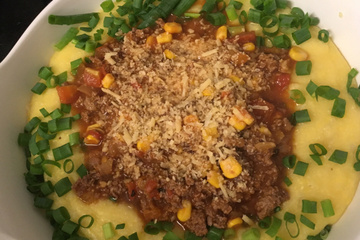 Polenta com molho de carne moída