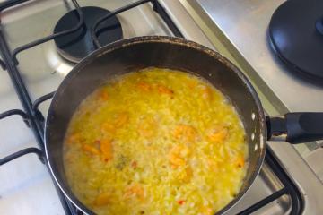 Arroz com camarão e leite de coco