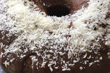 Bolo de chocolate com cobertura de brigadeiro