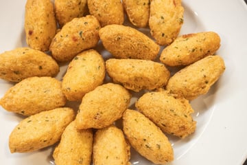 Aprendi o segredo para fazer bolinho de bacalhau sequinho e dourado sem absorver óleo, resultado perfeito toda vez