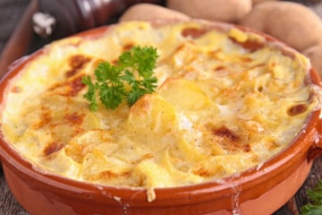 Aprenda como fazer gratinado de batata cremoso e fácil, uma alternativa deliciosa ao purê tradicional para a Páscoa