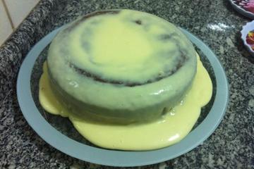 Bolo de canela com cobertura de chocolate branco