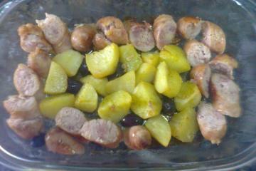Linguiça ao forno com batatas