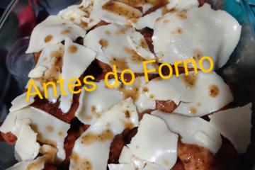 Filé de frango a parmegiana com molho madeira