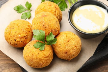 Bolinho de batata na airfryer com recheio de frango: saudável, saboroso e ainda pode congelar