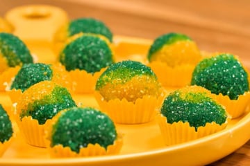 Brigadeiro para a Copa do Mundo com açúcar colorido verde e amarelo