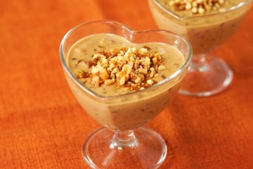 Canjica com doce de leite e finalizada com amendoim