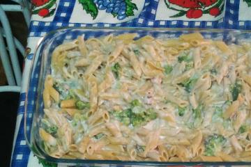 Macarrão com brócolis e creme branco