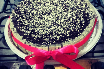 Bolo de chocolate com recheio de morango e palitinhos