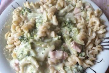 Macarrão com brócolis e creme branco