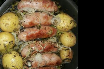 Linguiça ao forno com batatas
