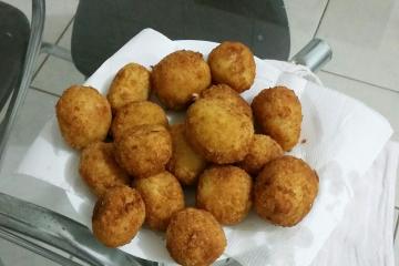 Coxinha com massa de farinha e batata
