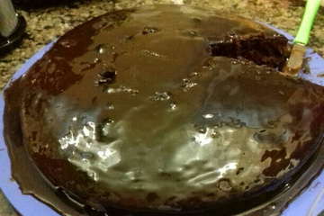 Bolo de chocolate com cobertura cremosa