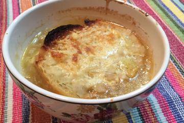 Sopa de cebola gratinada