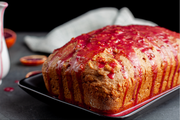 Bolo de milho com calda de goiabada