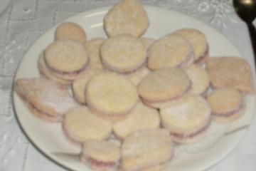 Bolachinhas amanteigadas com goiabada